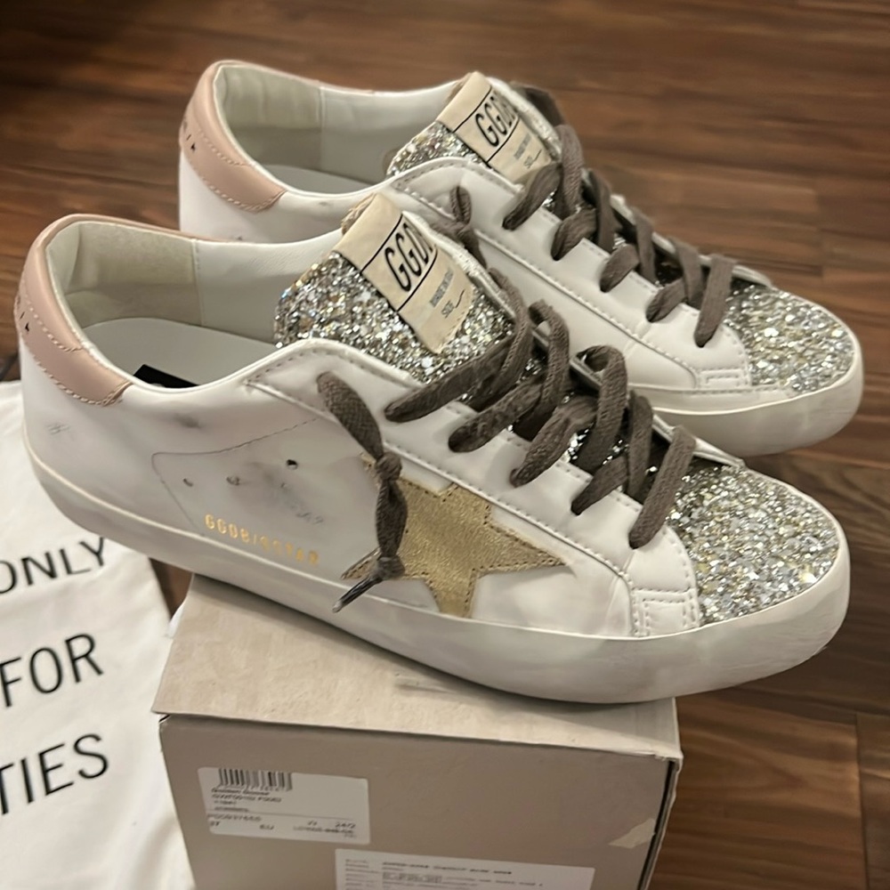 Women’s golden goose superstar, classic with spur, size 37. Like new worn once.